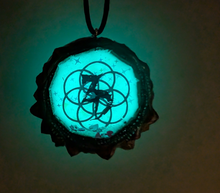 Load image into Gallery viewer, Zeds dead liquid shaker pinecone pendant
